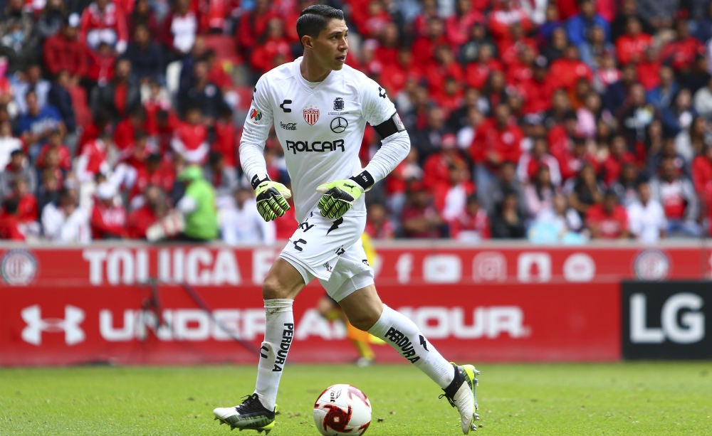 Hugo González durante un partido con Necaxa