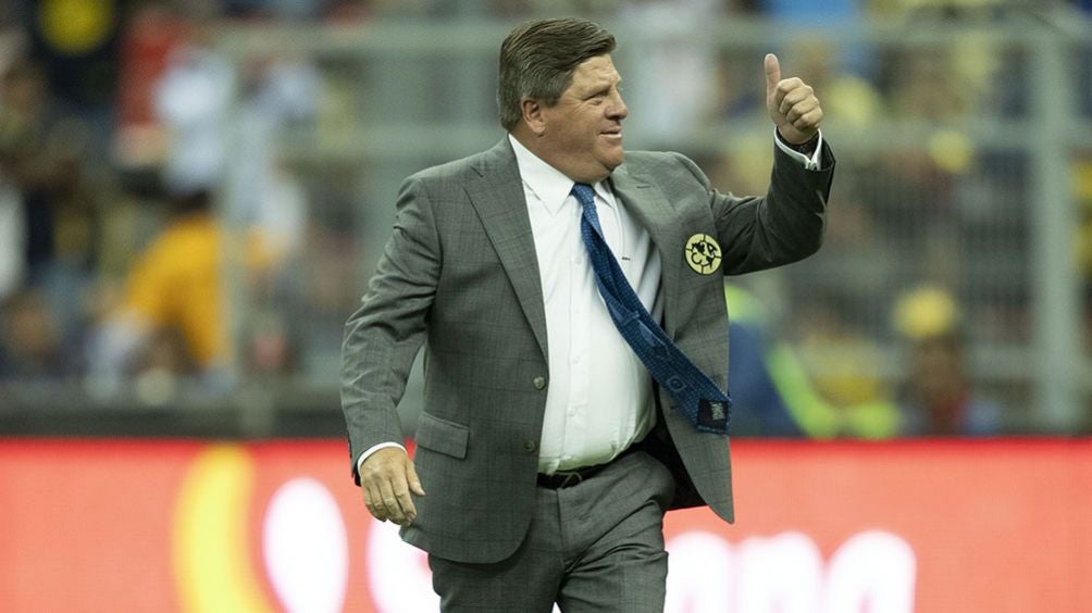 Miguel Herrera saluda en un juego del América