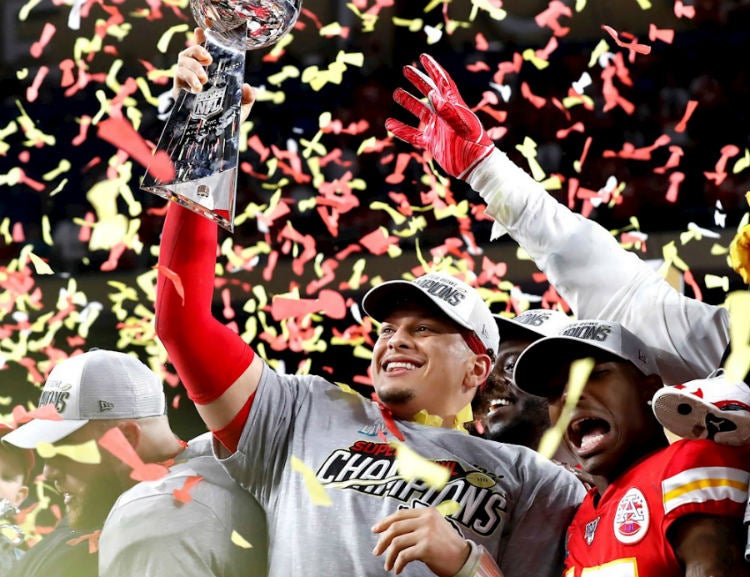 Patrick Mahomes levantando el Vince Lombardi