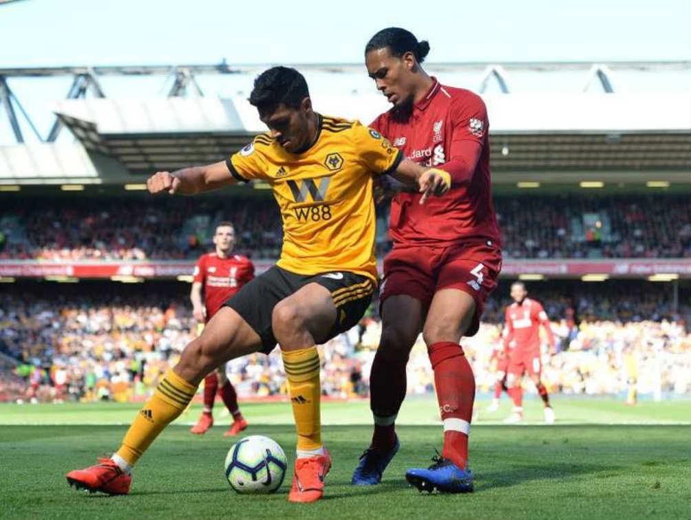 Raúl cubre el balón ante van dijk