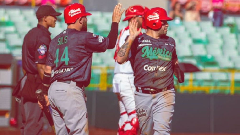 Jugadores de Tomateros festejan un triunfo ante Venezuela