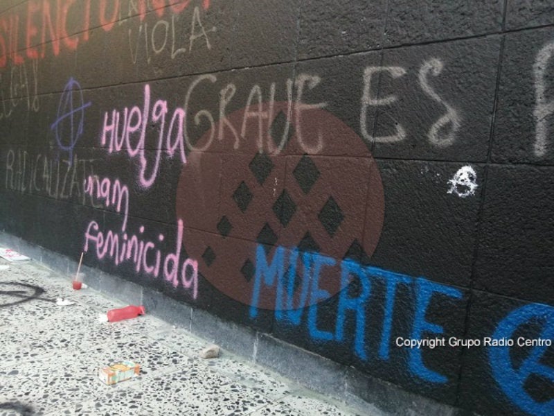 Pintas se pudieron observar alrededor del edificio