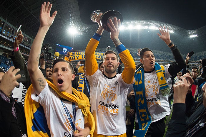 Gignac y los Tigres presumen el trofeo de la Final Regia en el BBVA