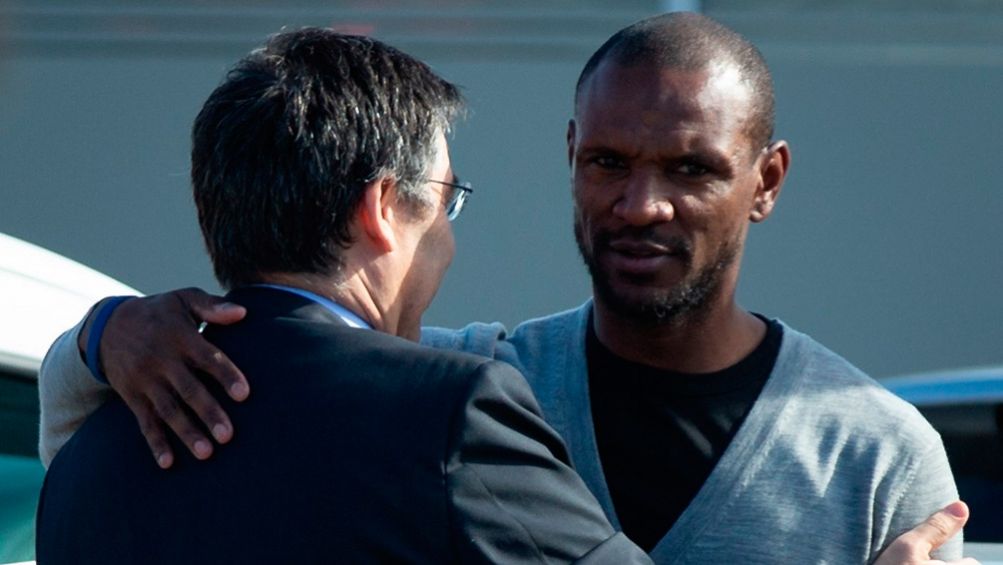 Bartomeu y Abidal se saludan