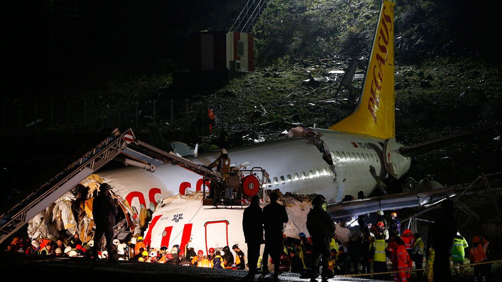 Avión se rompió en pedazos en Estambul