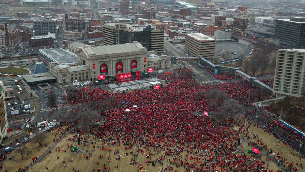 La gente festejando a los Chiefs