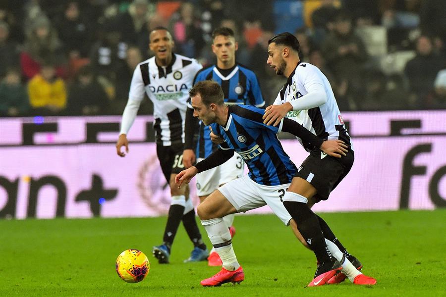 Eriksen en el juego del Inter en contra del Udinese