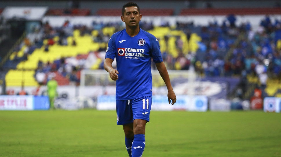 Elias Hernández durante un partido con Cruz Azul