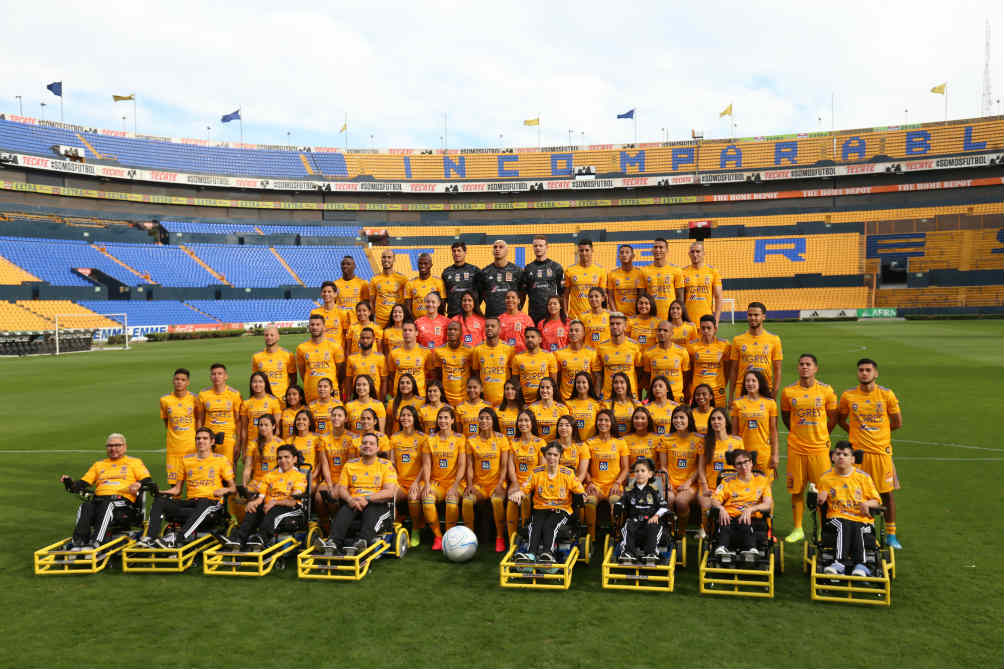 Plantel varonil, femenil y Power Chair, todos en una misma foto 