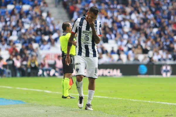 Lionel Vangioni en lamento en la cancha del Gigante de Acero