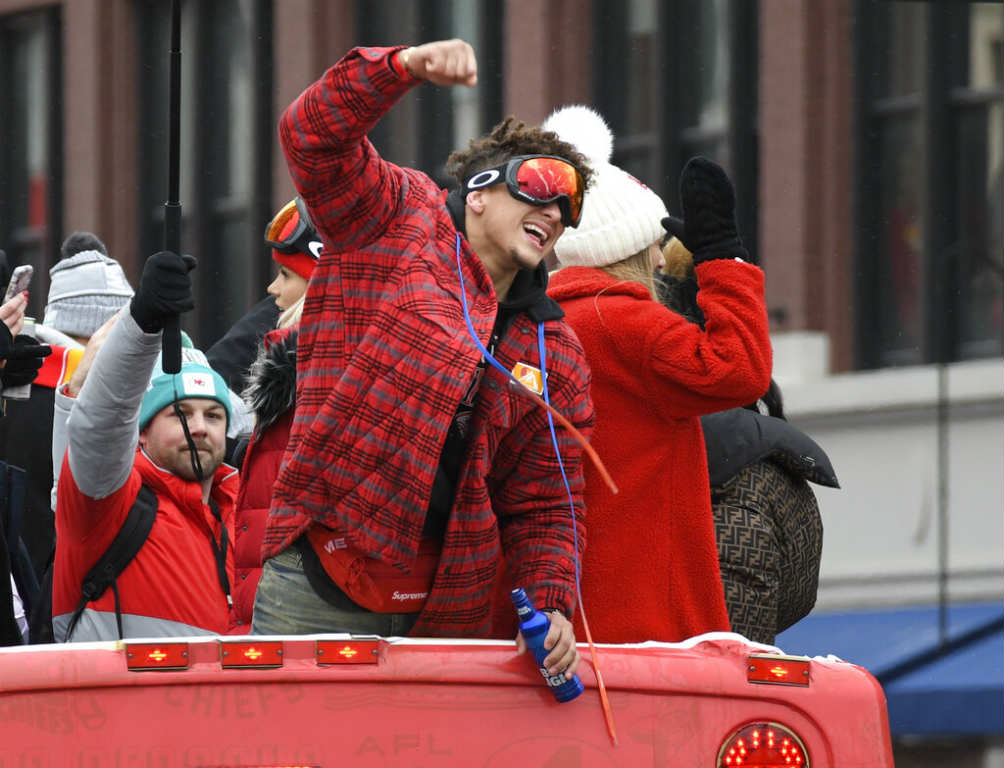 Mahomes celebra con su gente 