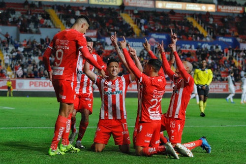 Jugadores de los Rayos celebran un gol