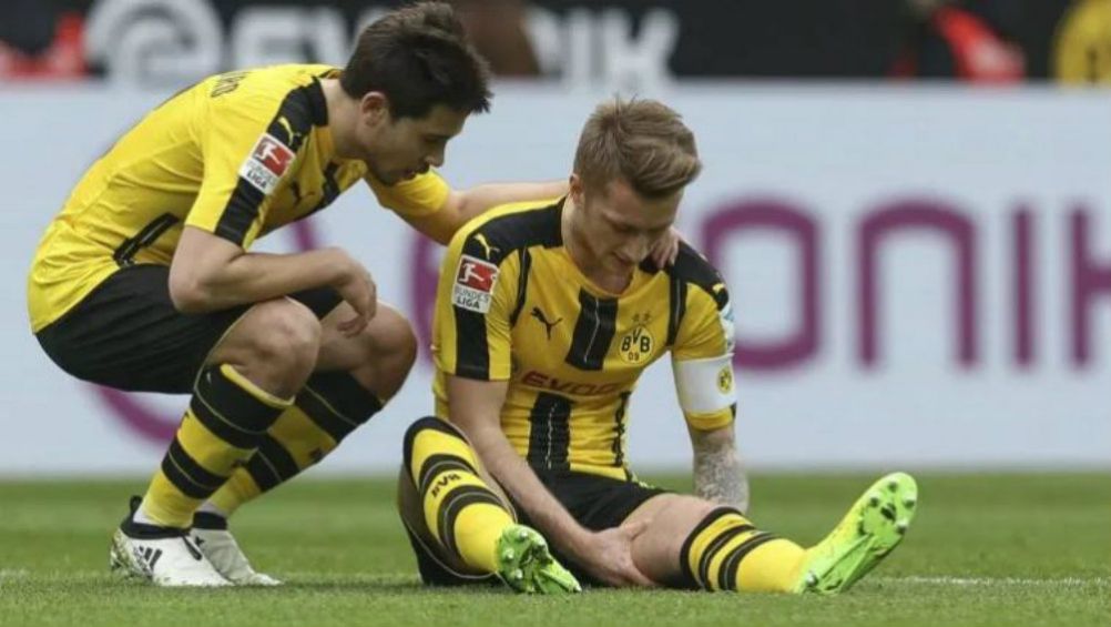 Marco Reus en el césped con dolencias