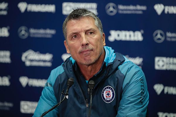 Robert Dante Soboldi en la conferencia de prensa de Cruz Azul