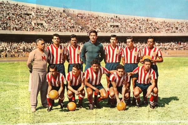 Plantel de Chivas en la época del Campeonísimo