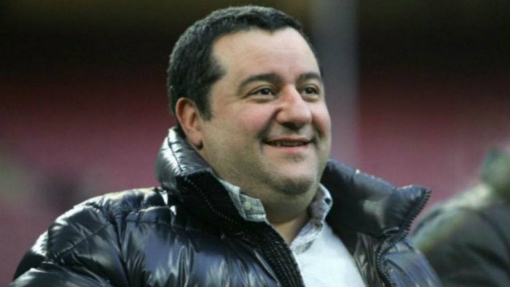 Mino Raiola sonríe previo un juego