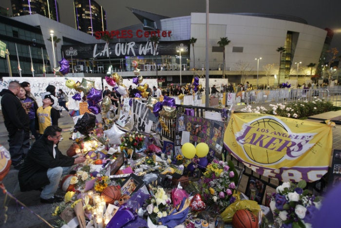 Fans llevan ofrendas al Staples Center,