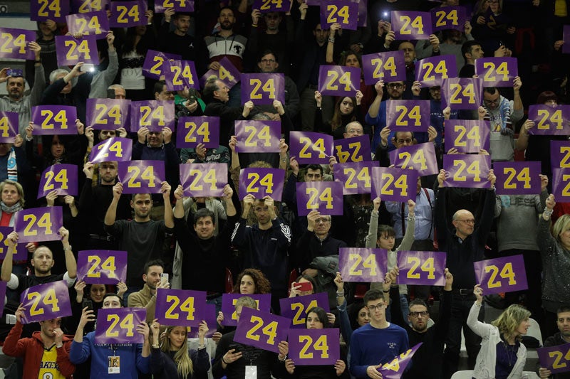 Pancartas con el '24' de Kobe Bryant