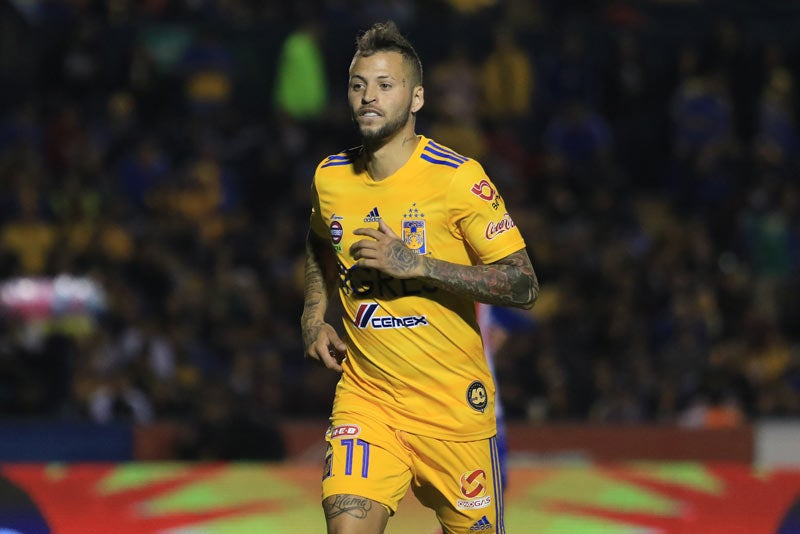 Nicolás López durante un duelo de Tigres 