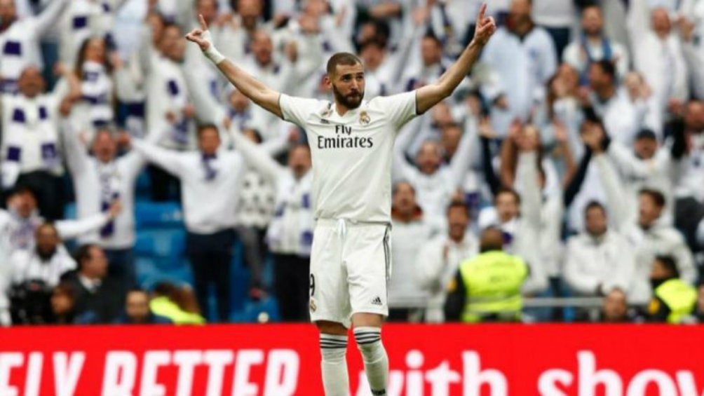 Benzema firma y festeja con Real Madrid