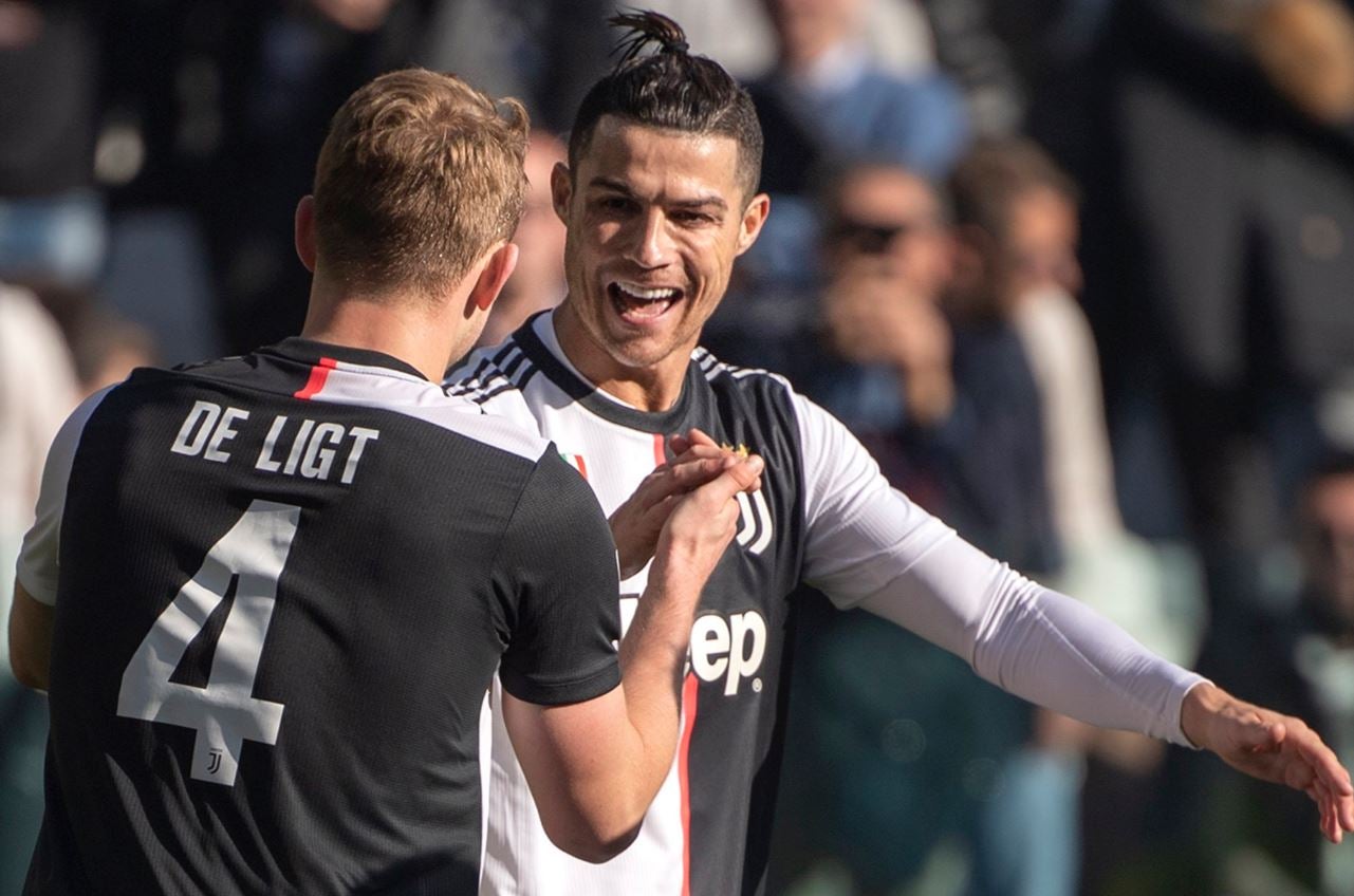 CR7 celebra un gol junto a De Ligt