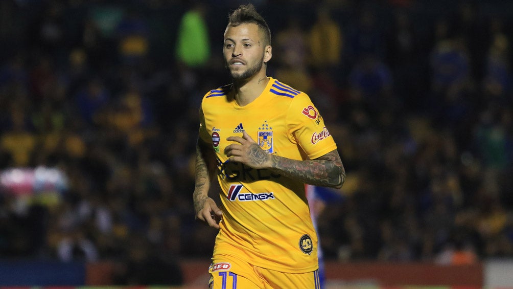 Nico López durante un duelo con los Tigres 