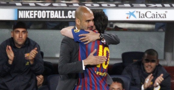 Guardiola y Messi se abrazan