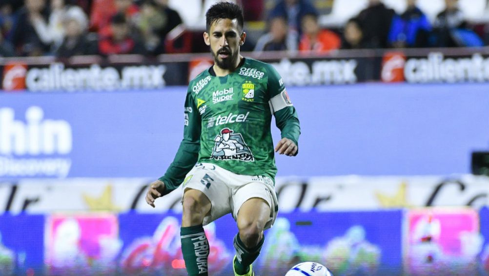 Fernando Navarro en acción con León