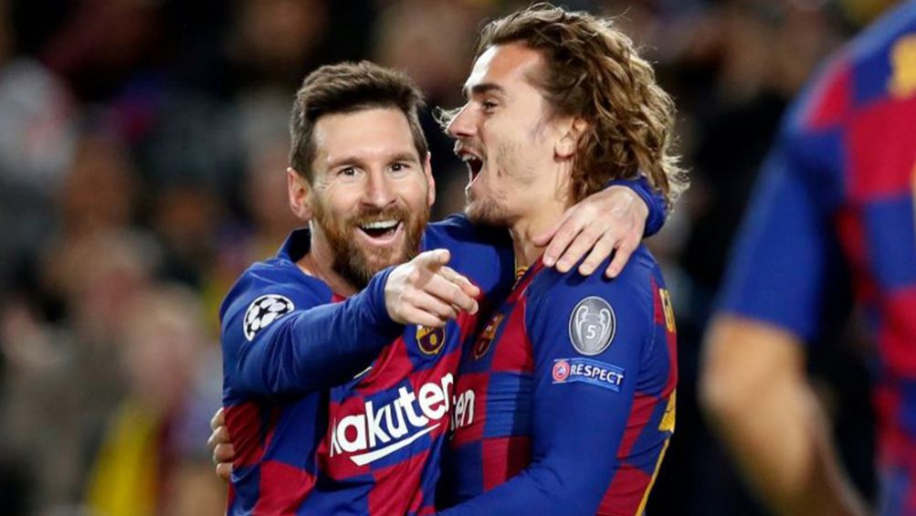 Messi festeja un gol junto con Griezmann 