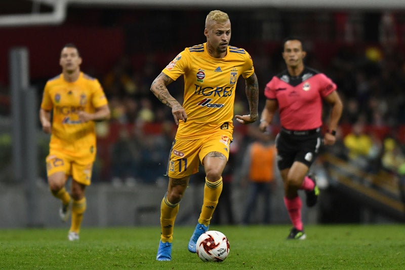 Diento López durante un duelo en el Estadio Azteca 