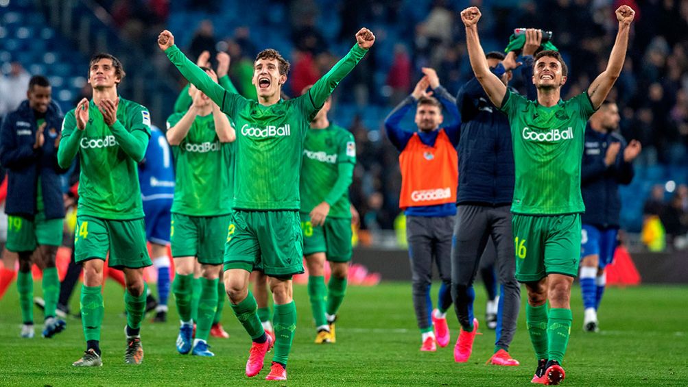 Jugadores de la Real Sociedad festejan tras vencer al Real Madrid