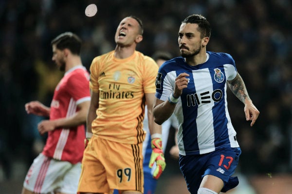 Sérgio Oliveira celebrando su anotación ante Benfica