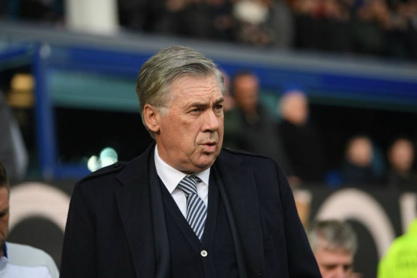 Carlo Ancelotti dirigiendo al Everton