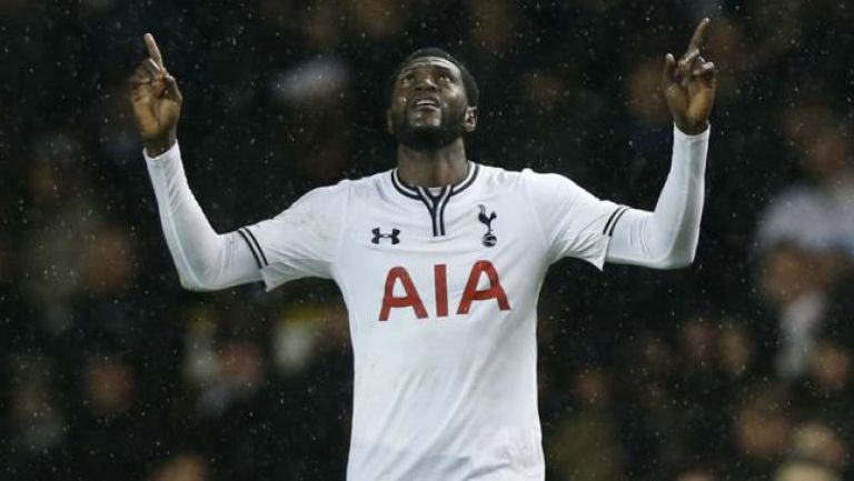 Adebayor apunta al cielo en partido del Tottenham 