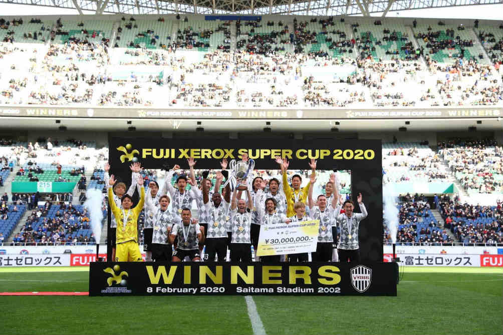 El Vissel Kobe levantando la segunda copa de su historia 