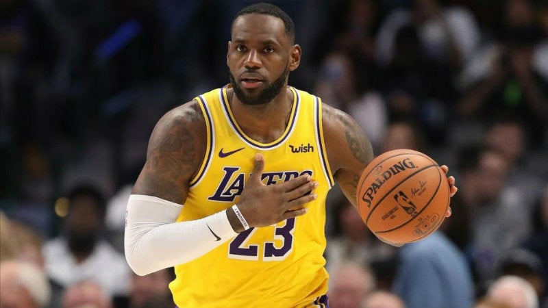 LeBron James en partido con los Lakers