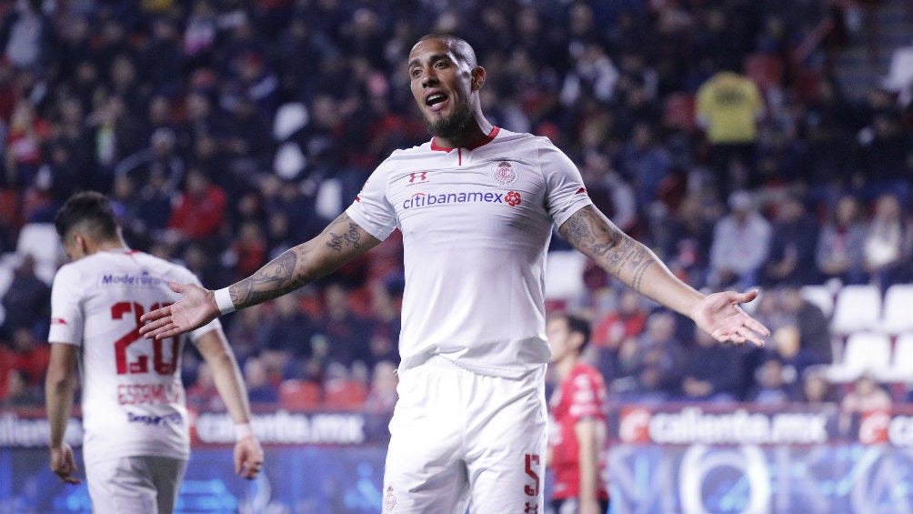 Jonatan Maidana durante un partido con Toluca