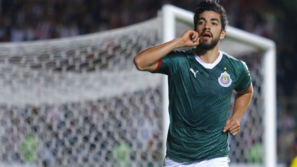 Rodolfo Pizarro durante un partido con Chivas