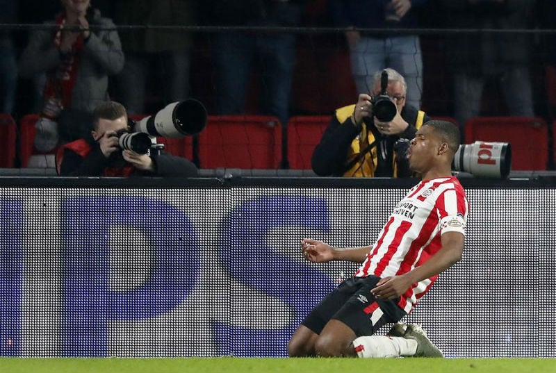 Denzel Dumfries celebrando un gol con PSV