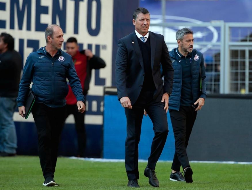 Siboldi en la cancha del Estadio Azteca