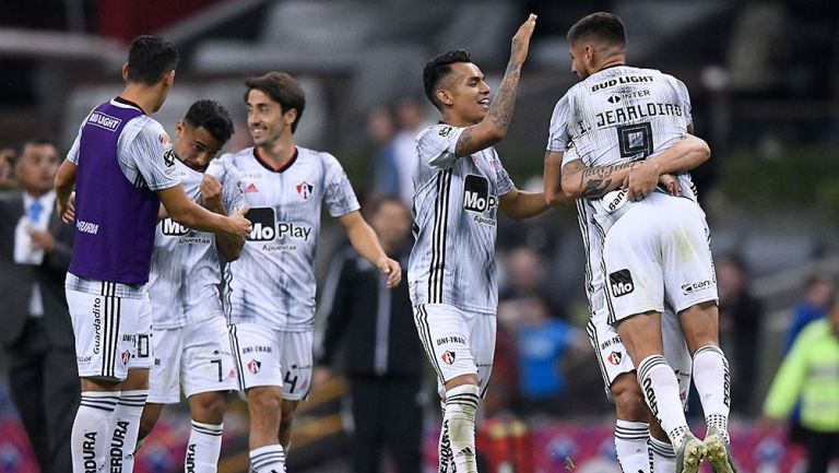 Los jugadores de Atlas festejan un gol 