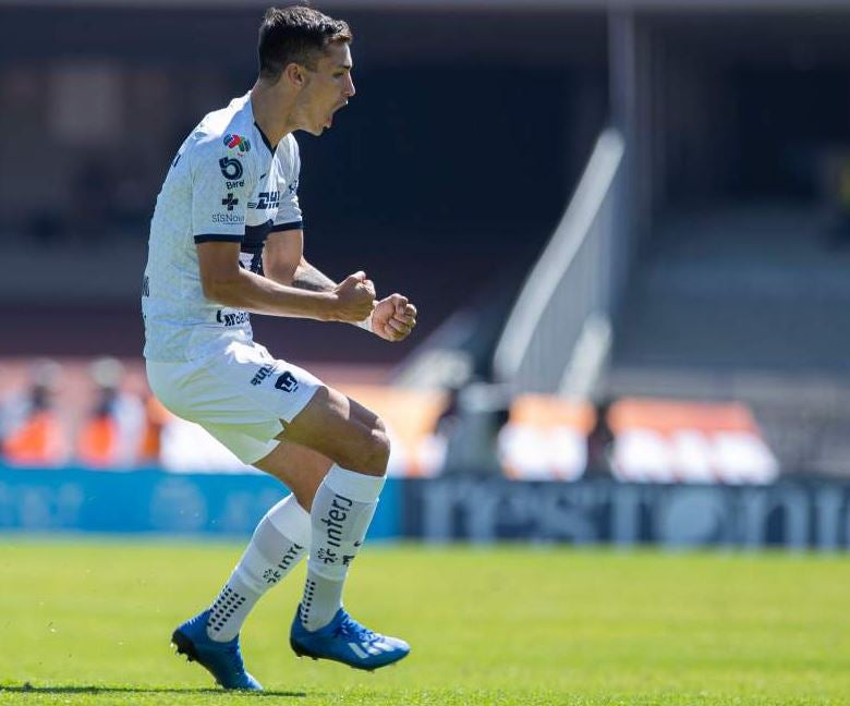 Dinenno celebra su primer gol como universitario