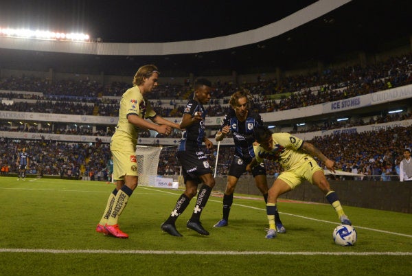 Leo Suárez en acción con América ante Querétaro