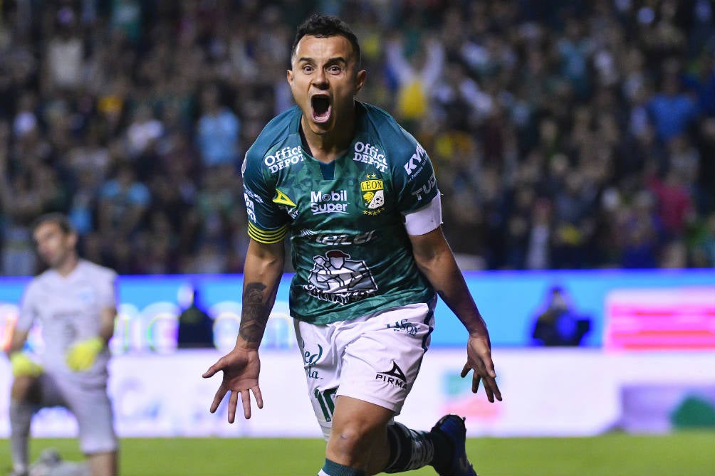 Montes festeja su gol ante Monterrey 