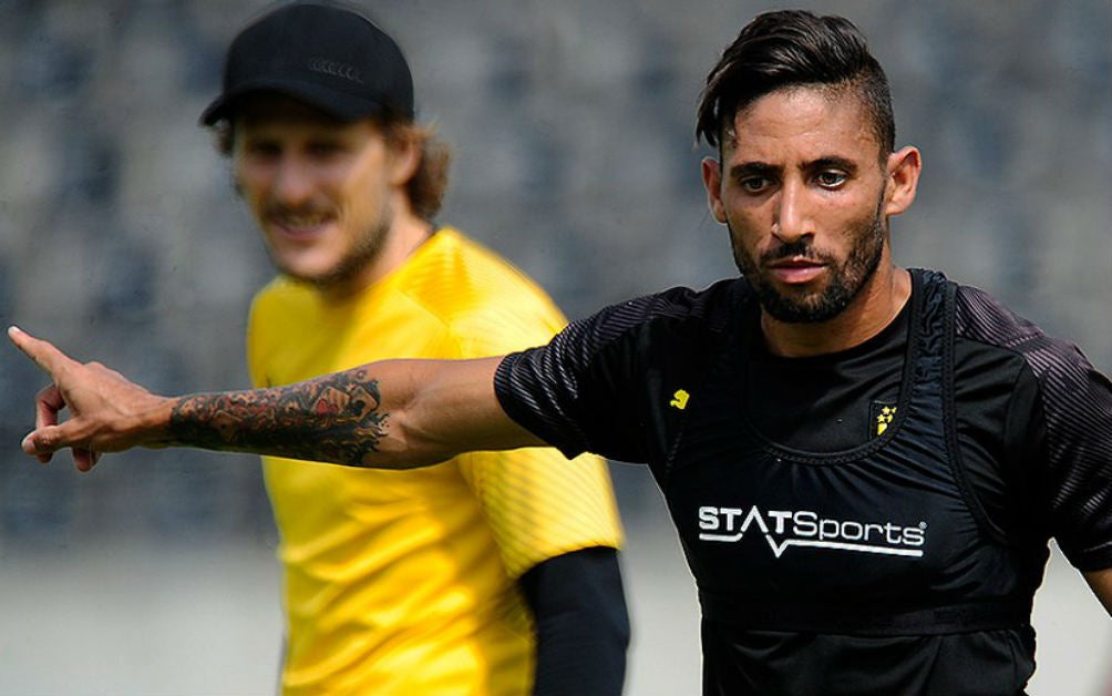 Urreta entrenando en Peñarol con Forlan de fondo 