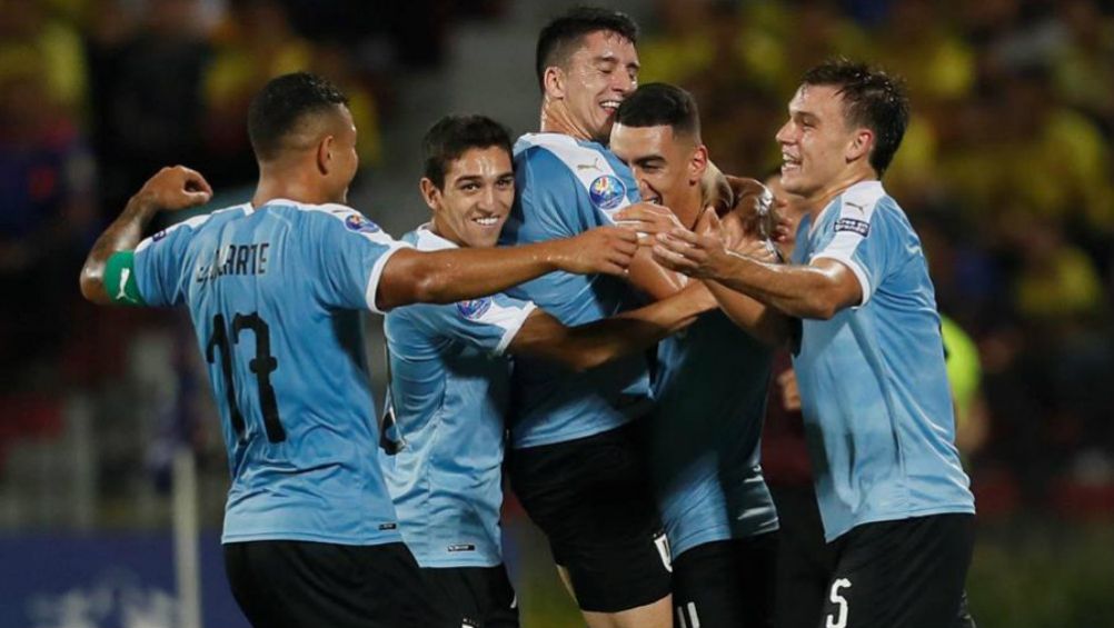 Jugadores de Uruguay, en festejo de gol