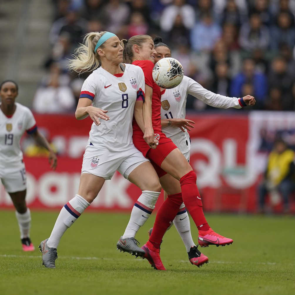 Julie Ertz intentando recuperar un balón ante Canadá