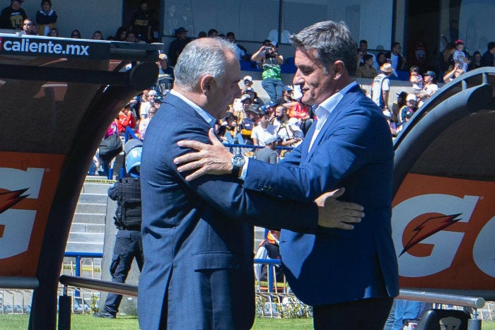 Saludo de técnicos en el Olímpico Universitario