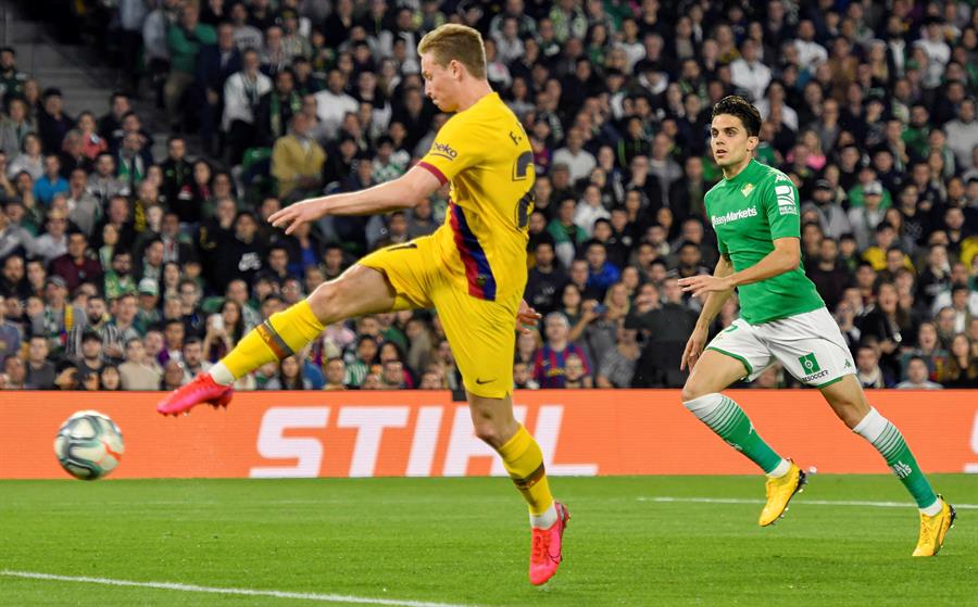 Frenkie marca el primer gol blaugrana contra Betis