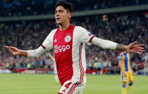 El mexicano celebra un gol con el Ajax